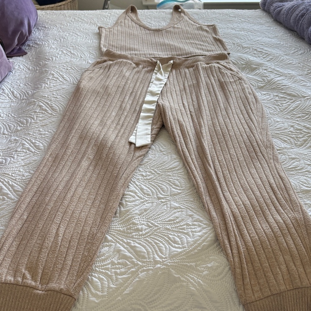 Abercrombie & Fitch Ladies 2-piece casual wear. Sz L Tan